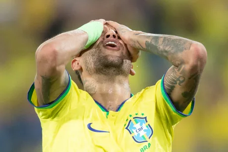 Neymar își exprimă frustrarea după o accidentare la gamba dreaptă.