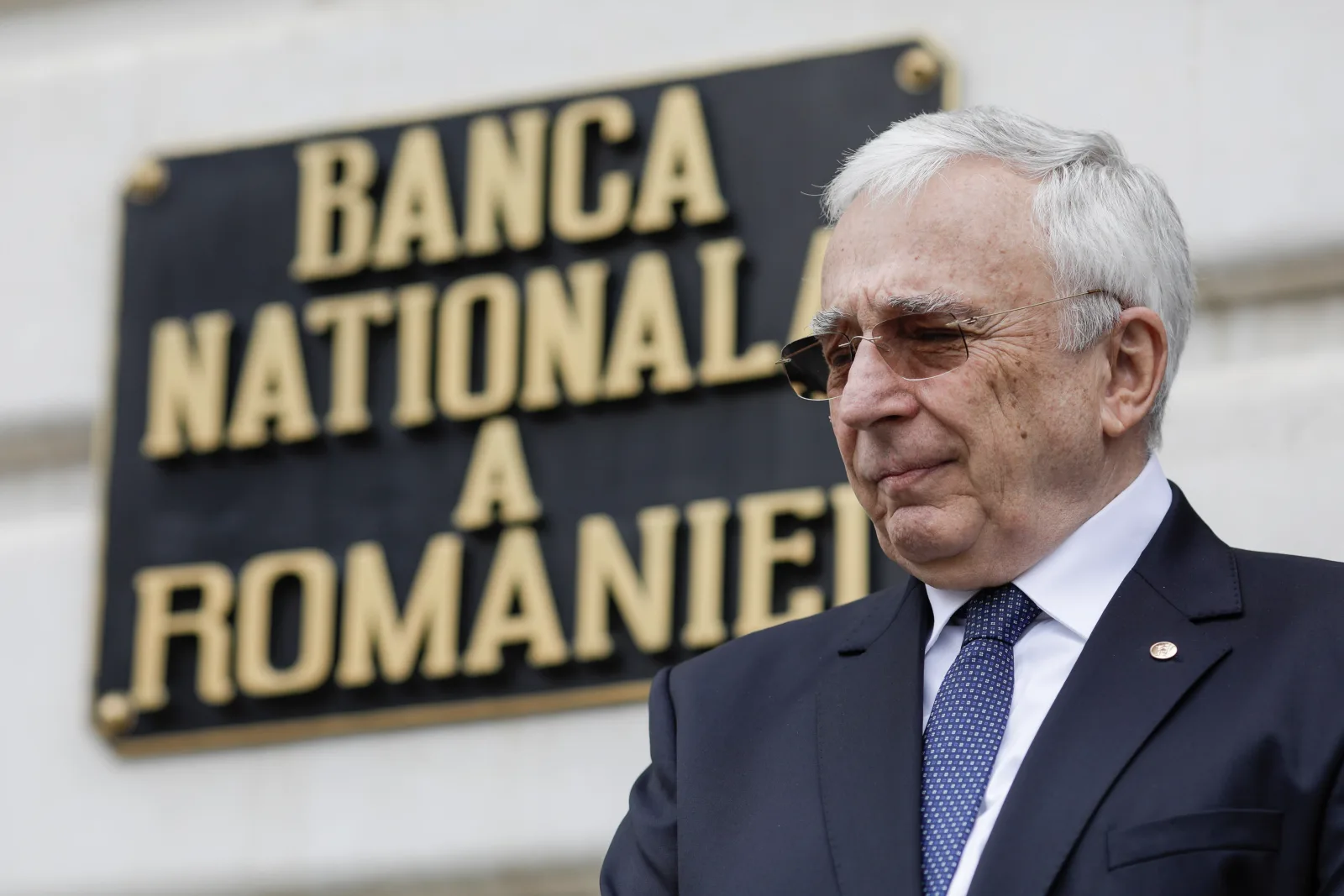 Reprezentant al BNR în fața sediului instituției, discutând despre rezervele valutare.