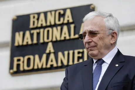 Reprezentant al BNR în fața sediului instituției, discutând despre rezervele valutare.