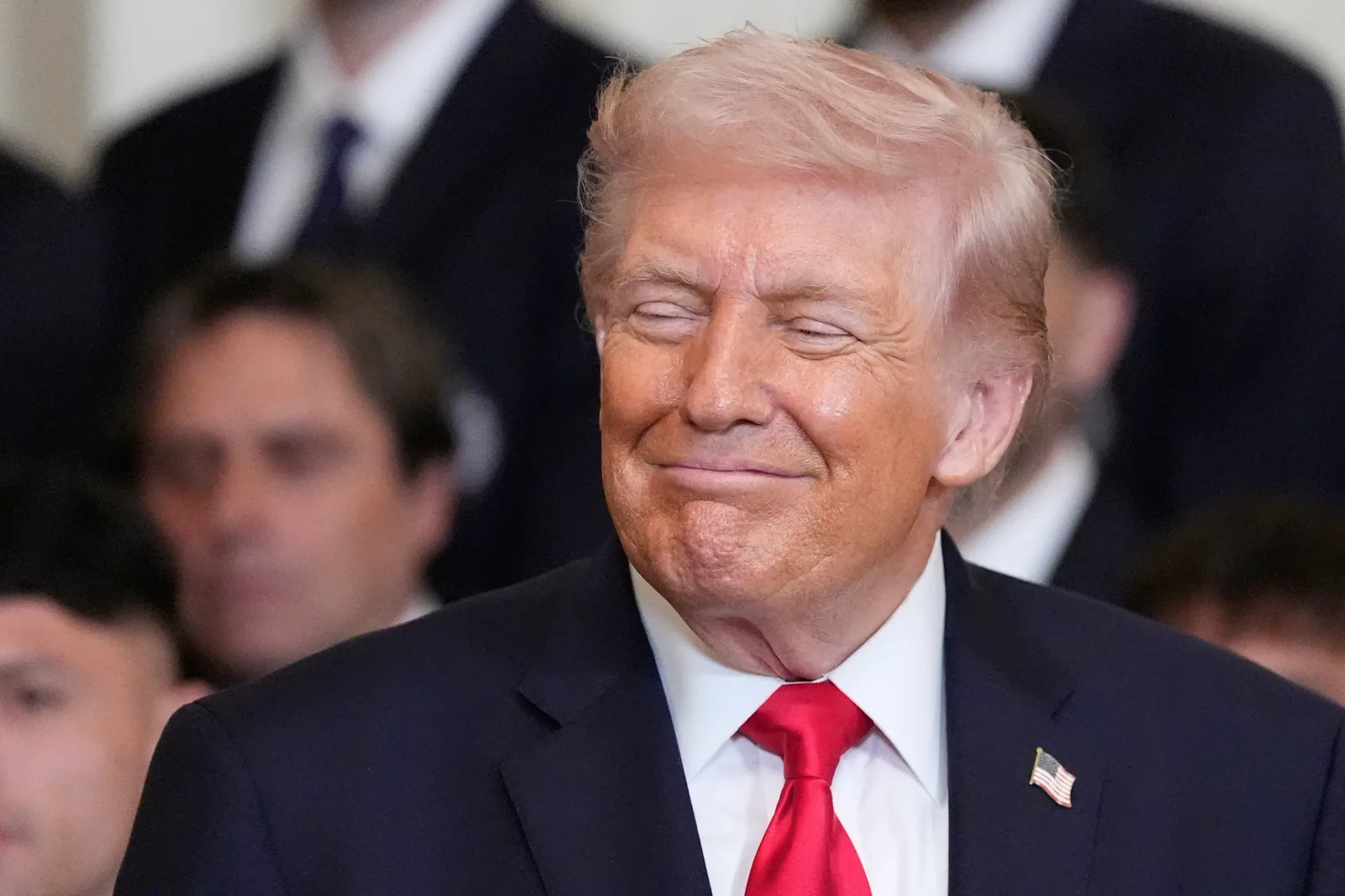 Donald Trump zâmbește în timpul unei declarații importante.
