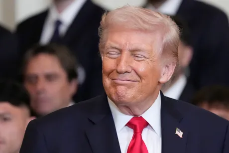 Donald Trump zâmbește în timpul unei declarații importante.