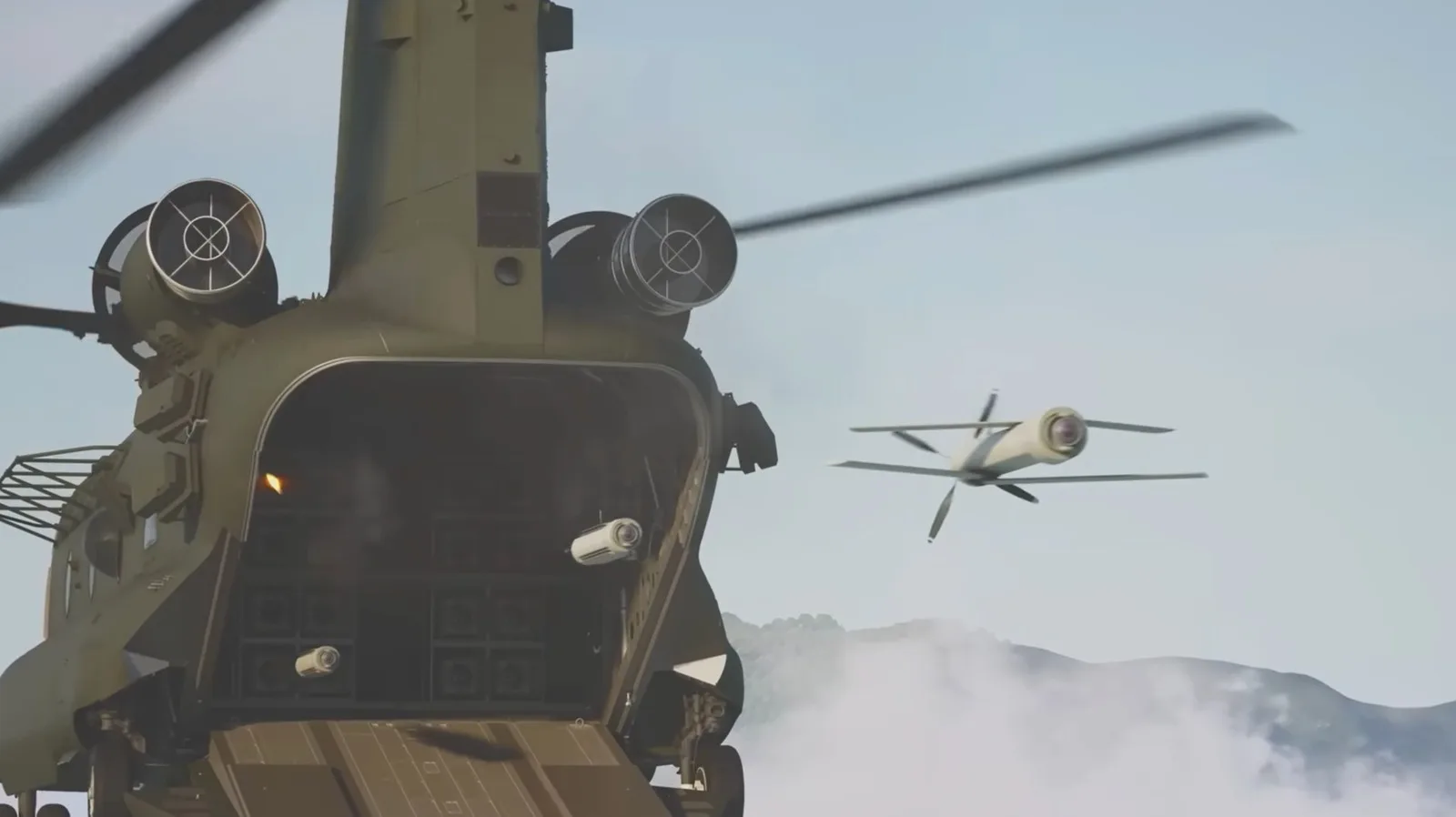 Elicopter Chinook lansând drone pentru misiuni de recunoaștere în aer.