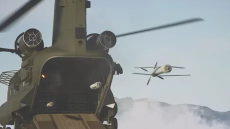 Elicopter Chinook lansând drone pentru misiuni de recunoaștere în aer.