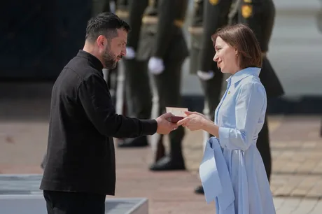 Volodimir Zelenski înmânează distincția Maiei Sandu la Kiev, simbol al cooperării dintre Moldova și Ucraina.