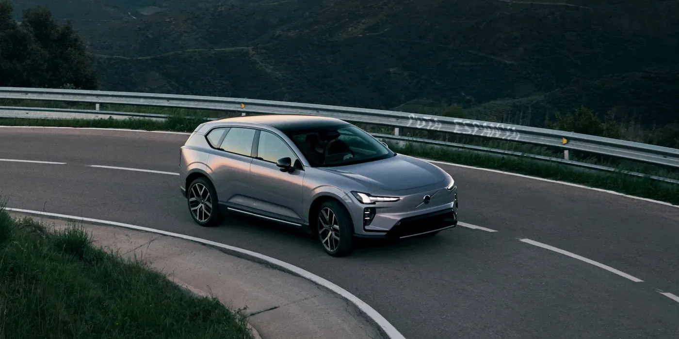 SUV-ul electric EX60 de la Volvo pe un drum montan, evidențiind designul modern.