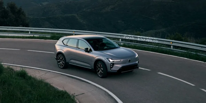 SUV-ul electric EX60 de la Volvo pe un drum montan, evidențiind designul modern.