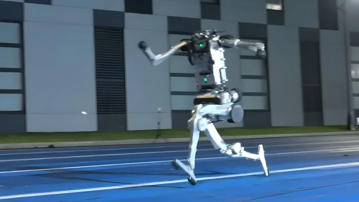 Robotul umanoid Superman alergând pe o pistă albastră, demonstrând viteza sa impresionantă.
