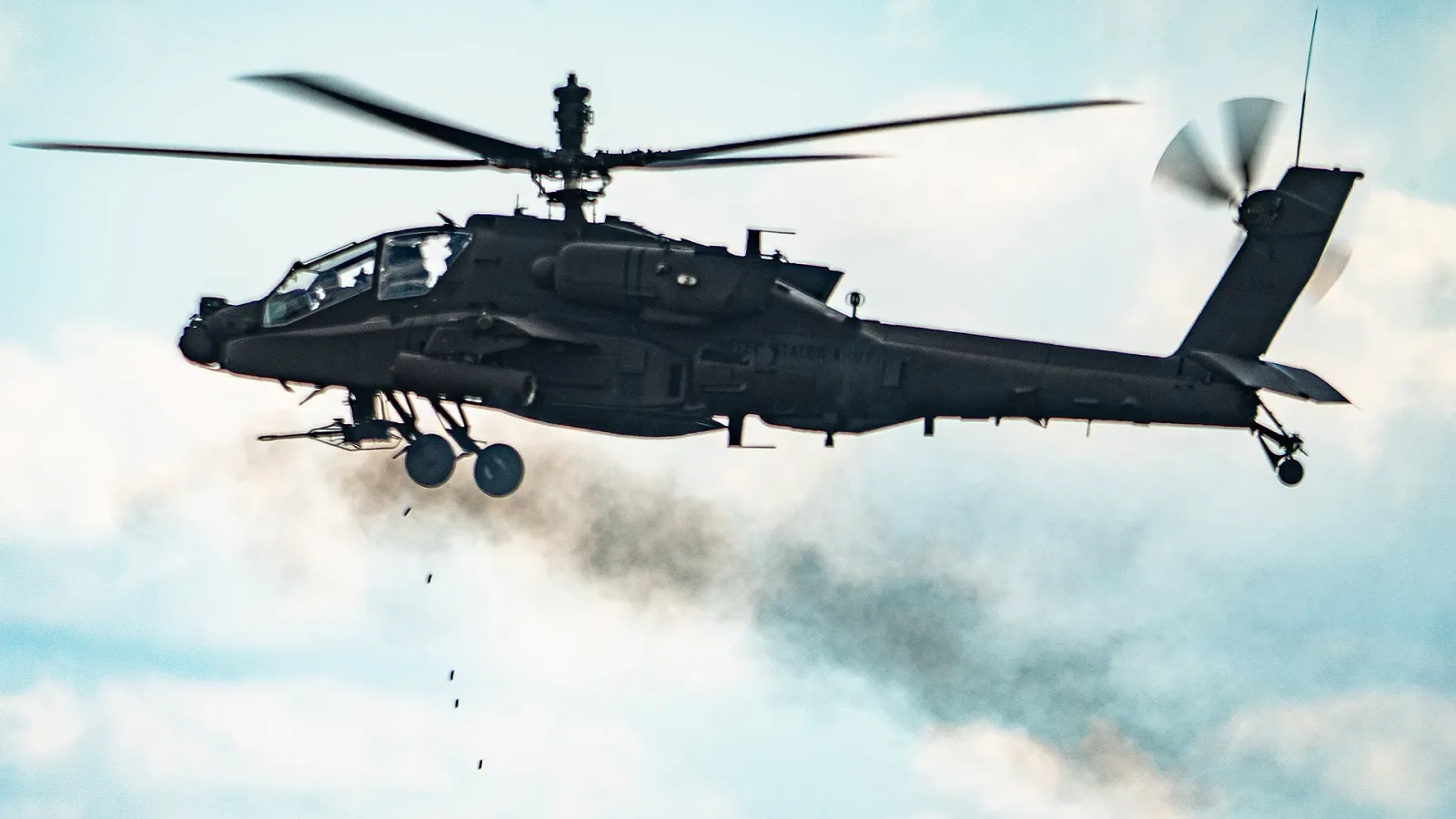 Elicopter AH-64 Apache în acțiune, lansând muniție anti-dronă.