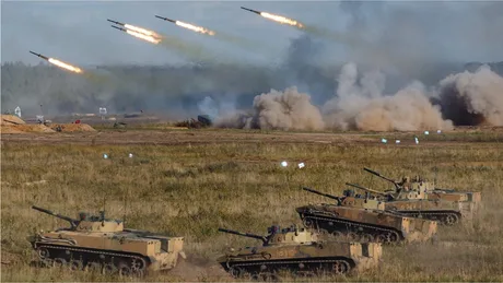 Tancuri și rachete în timpul unui exercițiu militar pe câmpul de luptă.
