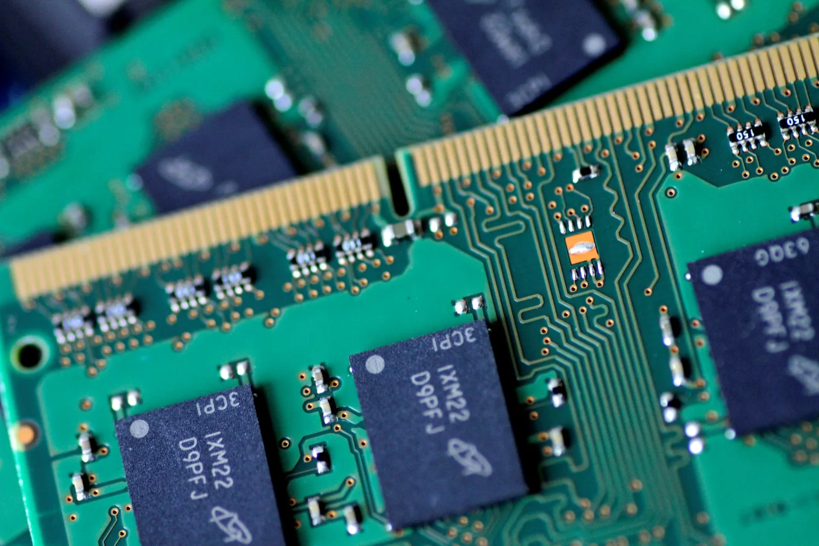 Cipuri electronice pe un circuit imprimat, simbolizând industria tehnologică.