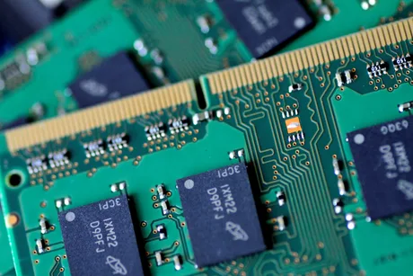 Cipuri electronice pe un circuit imprimat, simbolizând industria tehnologică.