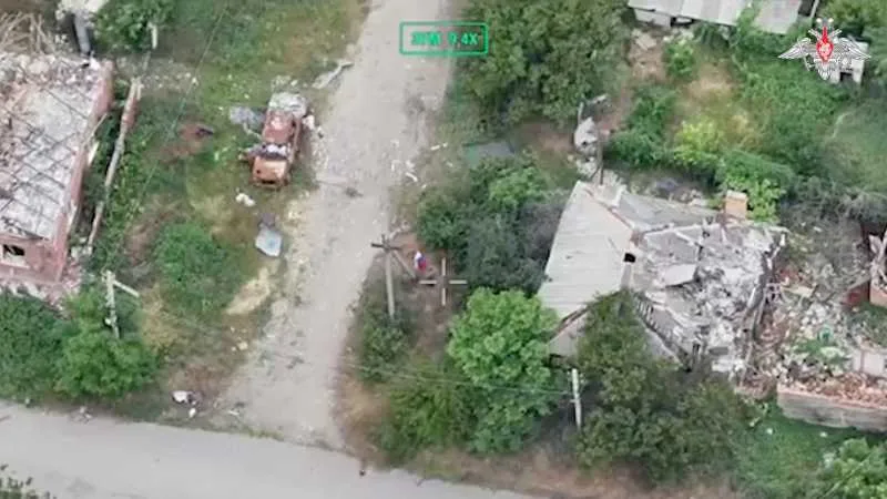 Vedere aeriană a unei zone afectate de lupte în Konstiantinivka.