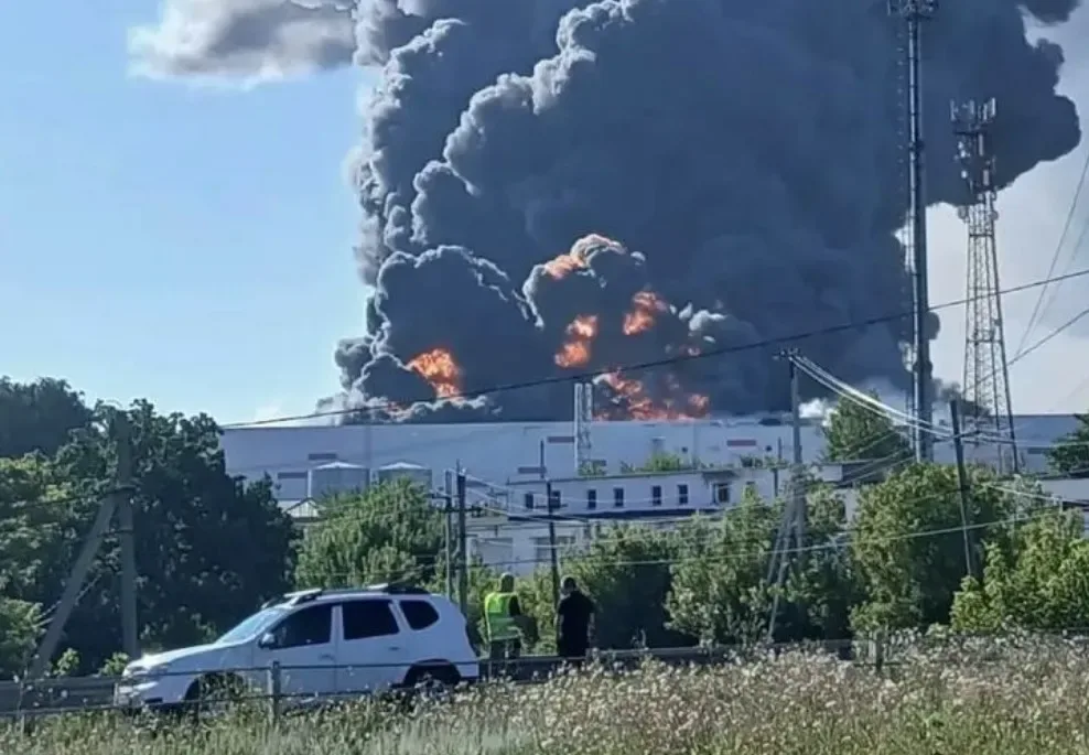 Incendiu masiv la o rafinărie din Rusia după atacul cu drone.