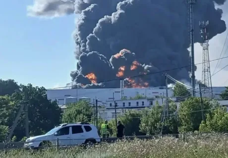 Incendiu masiv la o rafinărie din Rusia după atacul cu drone.