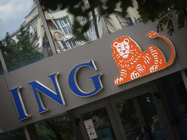 Logo-ul ING Bank România pe fațada unei sucursale, simbol al serviciilor financiare.