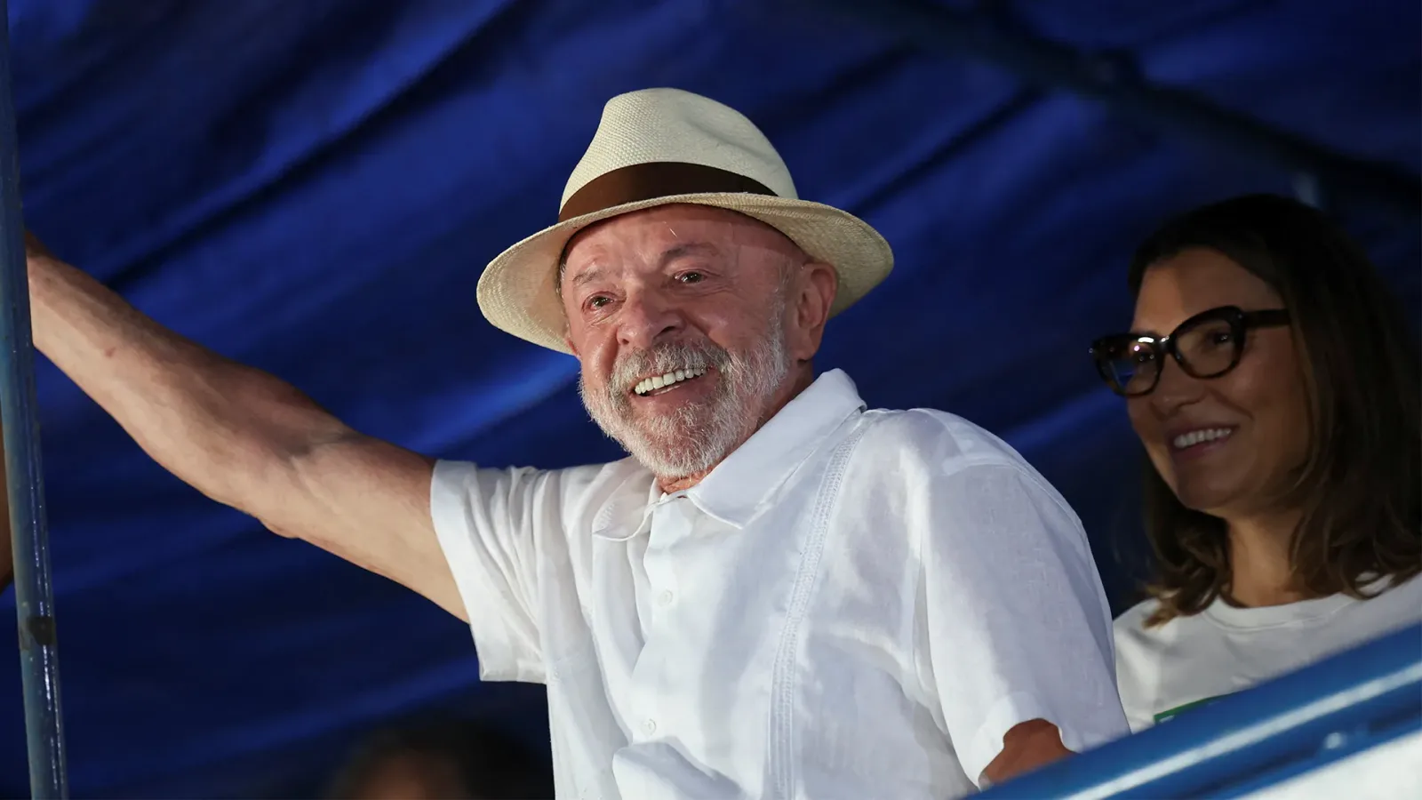 Președintele Lula zâmbește în timpul unui eveniment public.