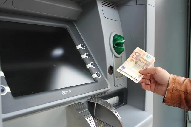Retragere de numerar de la un ATM cu opțiune personalizată.