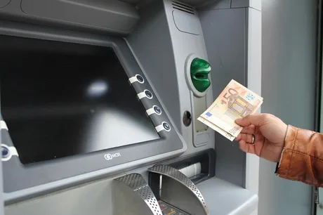 Retragere de numerar de la un ATM cu opțiune personalizată.