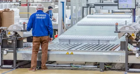 Angajat Aramis Invest la linia de producție, în contextul reducerilor salariale.