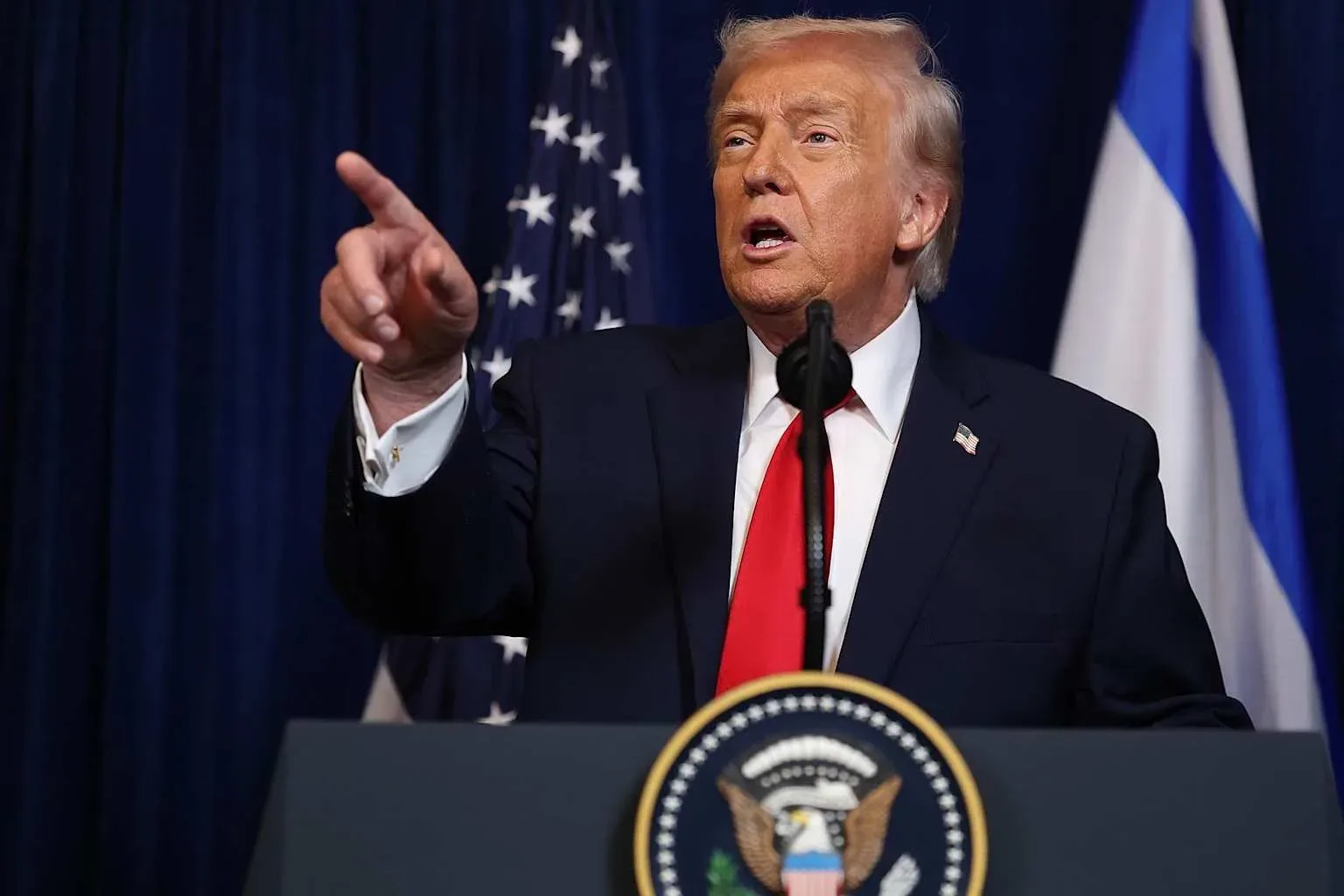 Donald Trump vorbește despre conflictul SUA-Iran la o conferință.