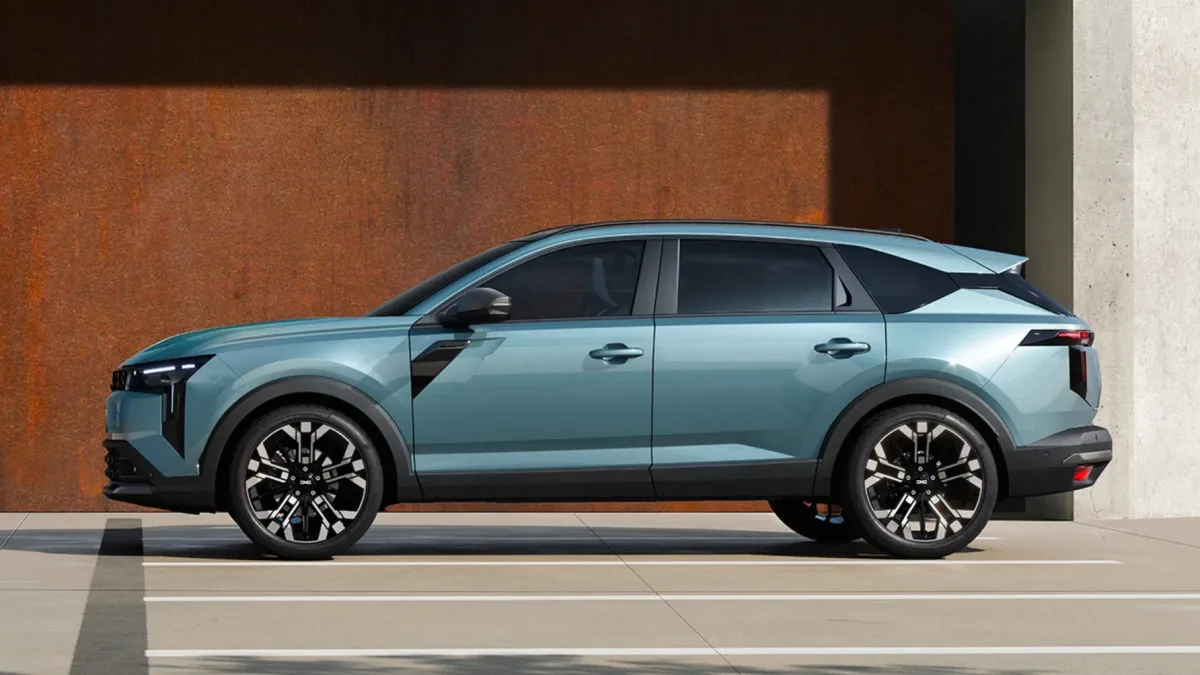 Profil lateral al Dacia Striker, evidențiind designul modern.