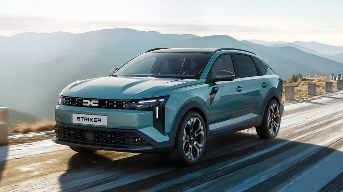 Dacia Striker parcata, cu un fundal urban contemporan.