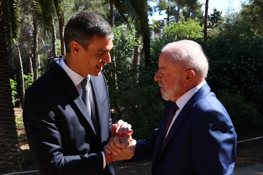 Pedro Sánchez și Luiz Inácio Lula da Silva discutând în natură.
