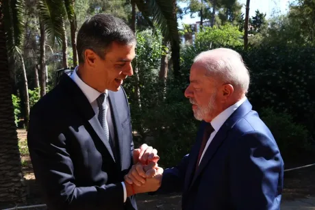 Pedro Sánchez și Luiz Inácio Lula da Silva discutând în natură.