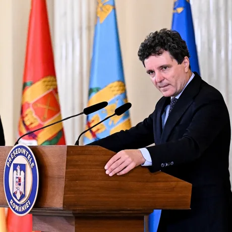 Nicușor Dan vorbește la o reuniune diplomatică importantă.
