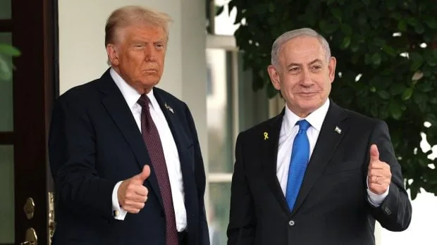 Donald Trump și un oficial, discutând despre acordul cu Iranul.