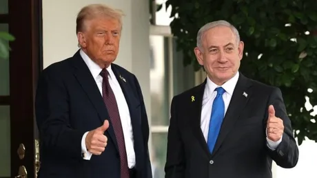 Donald Trump și un oficial, discutând despre acordul cu Iranul.