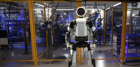 Robotul Atlas, dotat cu tehnologie avansată, pregătit pentru interacțiuni umane.