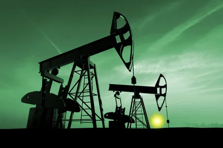 Pompe de extracție a petrolului în lumina dimineții, simbol al crizei energetice.