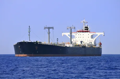 Petroliere navigând pe rute mai lungi pentru a evita controalele maritime.