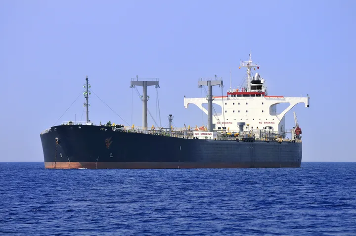Petroliere navigând pe rute mai lungi pentru a evita controalele maritime.
