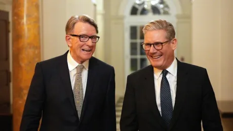 Keir Starmer și Peter Mandelson discutând într-un cadru oficial.