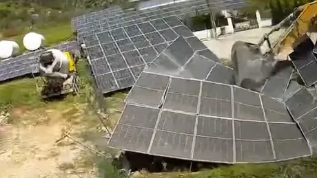 Panouri solare distruse în sudul Libanului, afectând alimentarea cu electricitate.