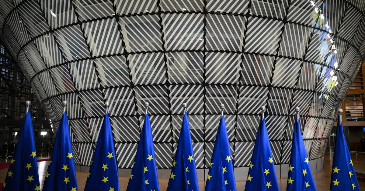 Steaguri ale Uniunii Europene expuse într-un spațiu modern și geometric.