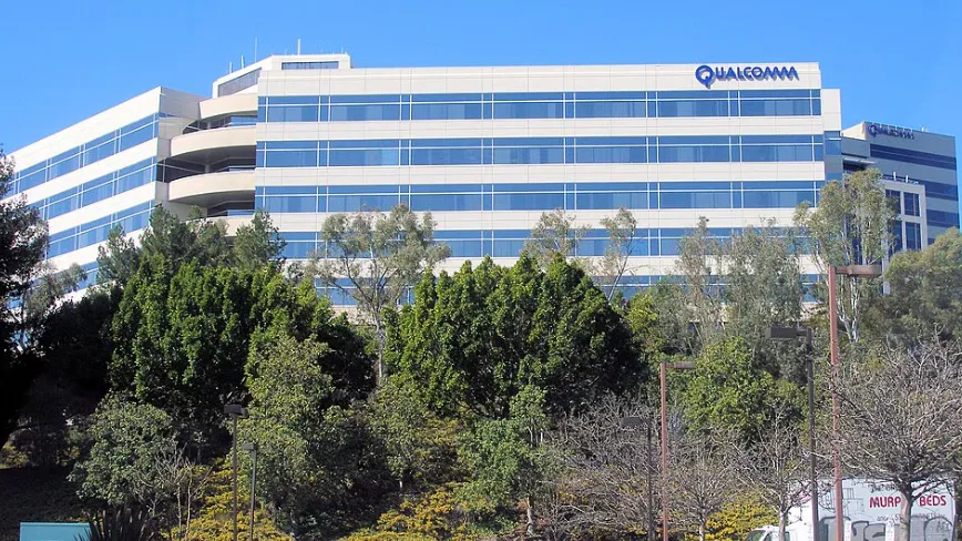 Clădirea Qualcomm, simbol al inovației tehnologice în domeniul cipurilor.