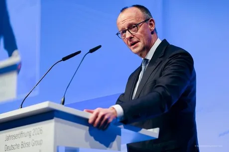 Friedrich Merz la tribună, discutând despre politica germană.