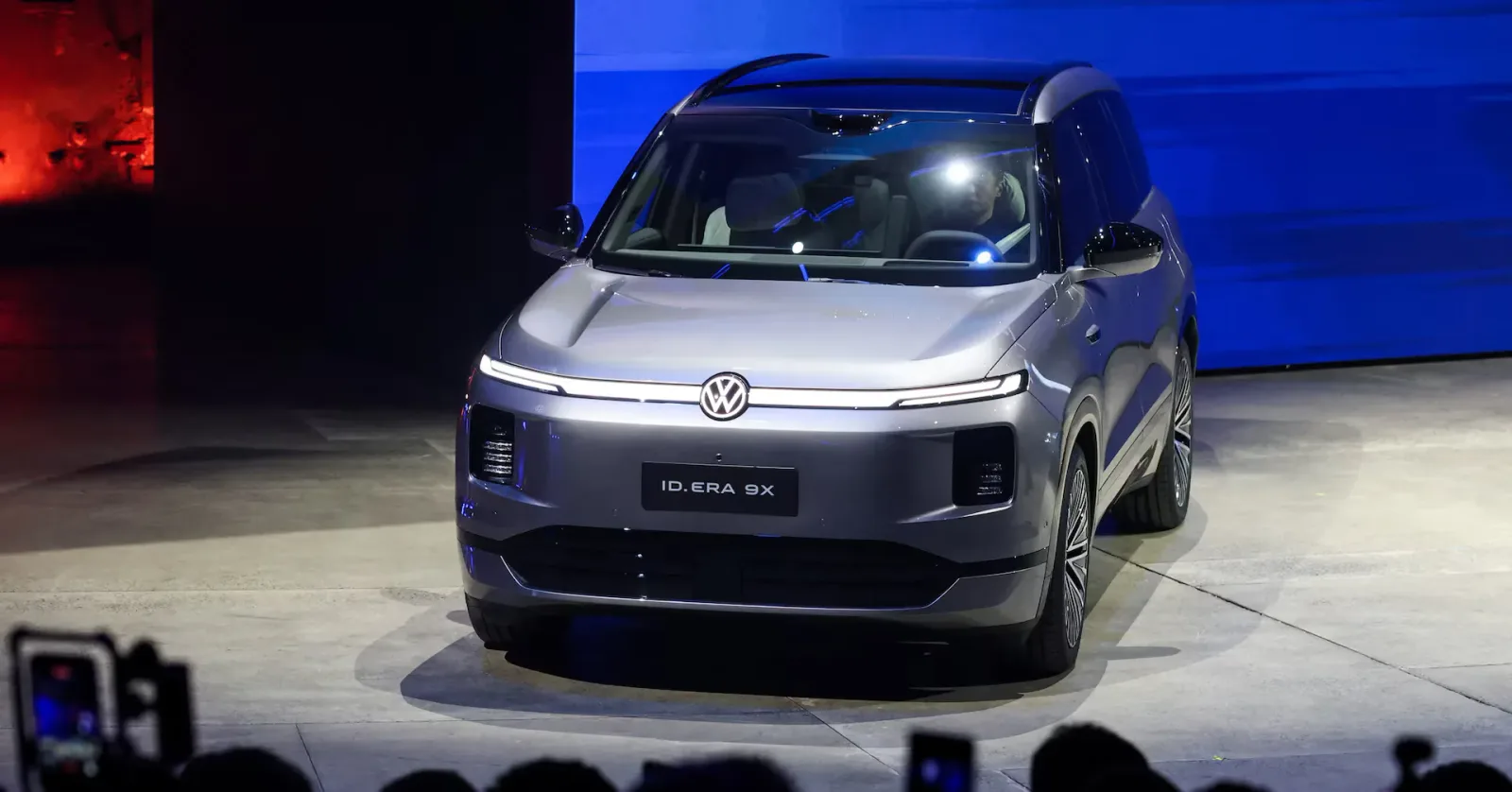 Un SUV modern expus la un eveniment auto, cu un design elegant și tehnologie avansată.