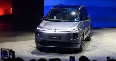 Un SUV modern expus la un eveniment auto, cu un design elegant și tehnologie avansată.