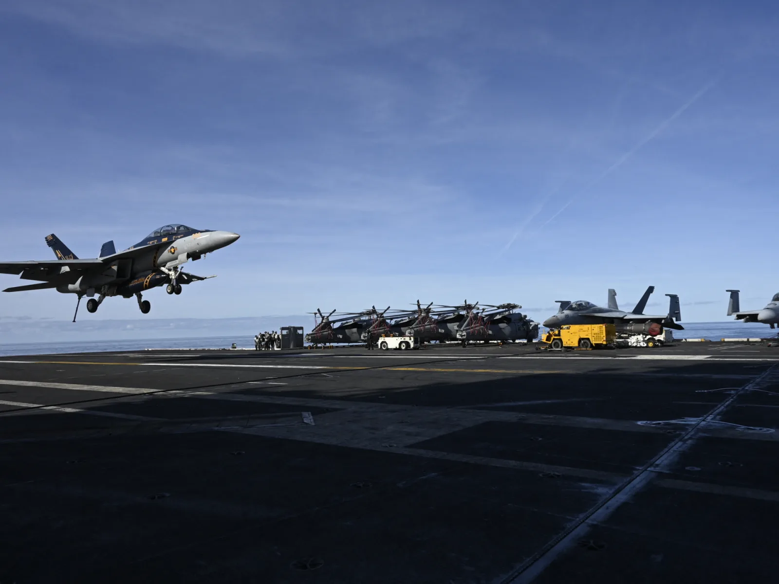 Avioane de vânătoare pe un portavion în timpul unei misiuni militare.