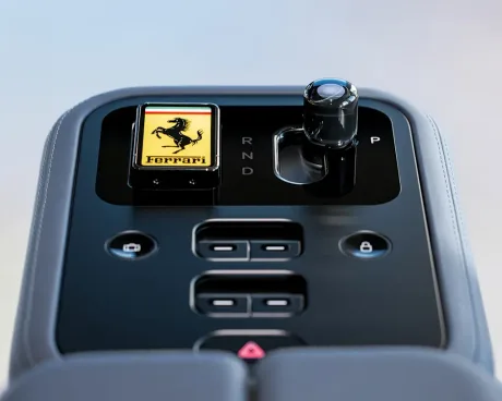 Interior modern al unui Ferrari electric cu detalii elegante.