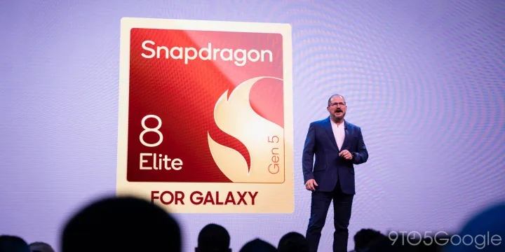 Reprezentant Qualcomm discutând despre Snapdragon 8 Elite Extreme Gen 6 la un eveniment tehnologic.