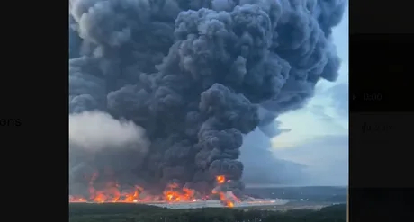 Incendiu masiv la un depozit din apropierea Moscovei, cu fum gros și flăcări vizibile.