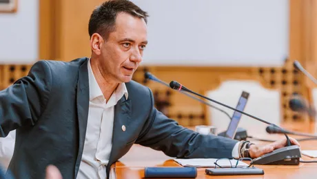 Csoma Botond discutând despre acuzațiile politice în Parlament.