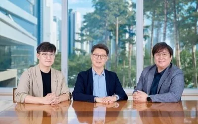Cercetători Samsung discutând despre inovații în tehnologia semiconductorilor.