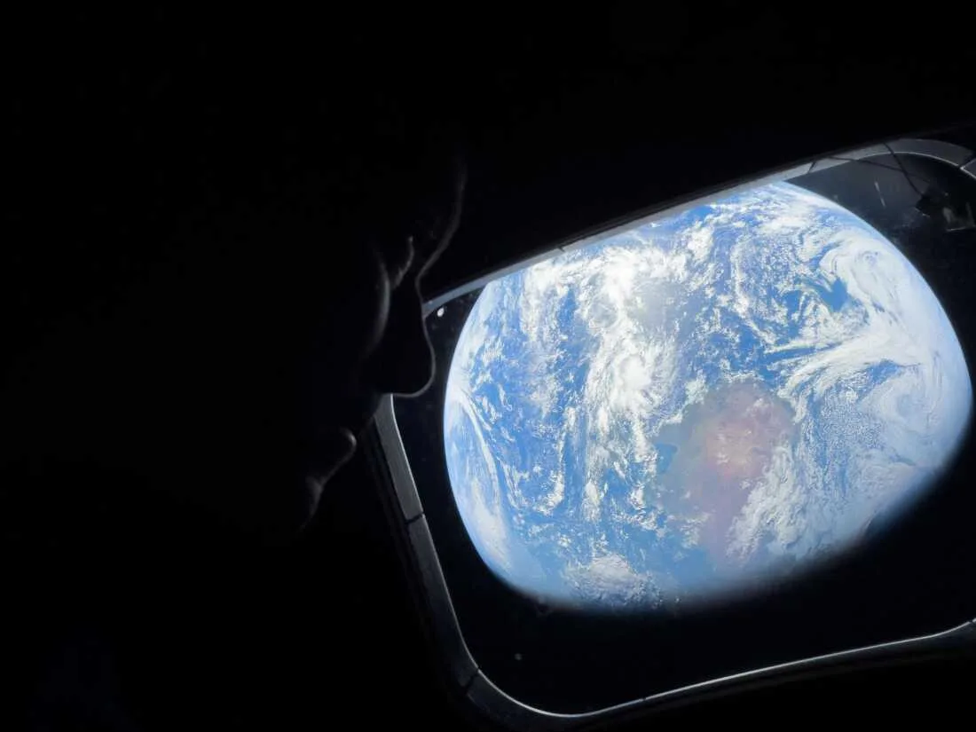 Astronauții se pregătesc pentru reintrarea în atmosferă, observând Pământul.
