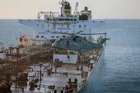 Un elicopter survolează o navă petrolieră în Marea Neagră.